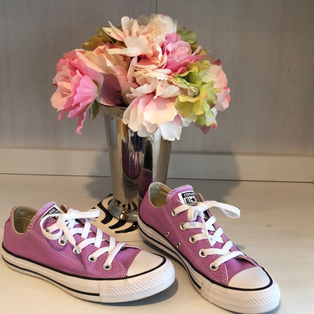 Purple Converse Sz  6 Worn one time Like brand new